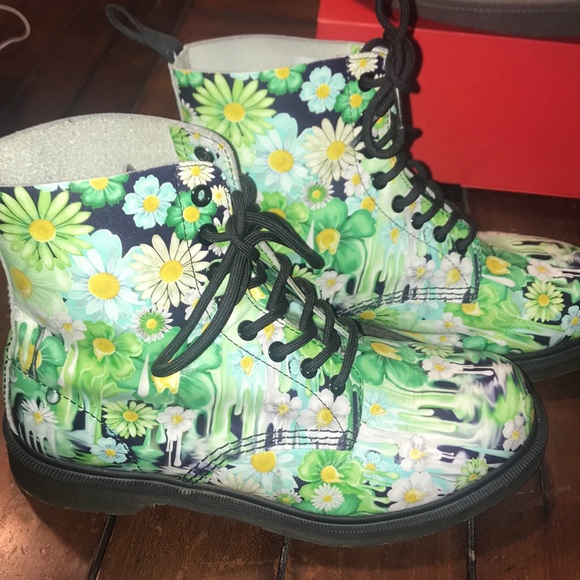 Super cute Extremely rare Doc Martens!! - Picture 2 of 4